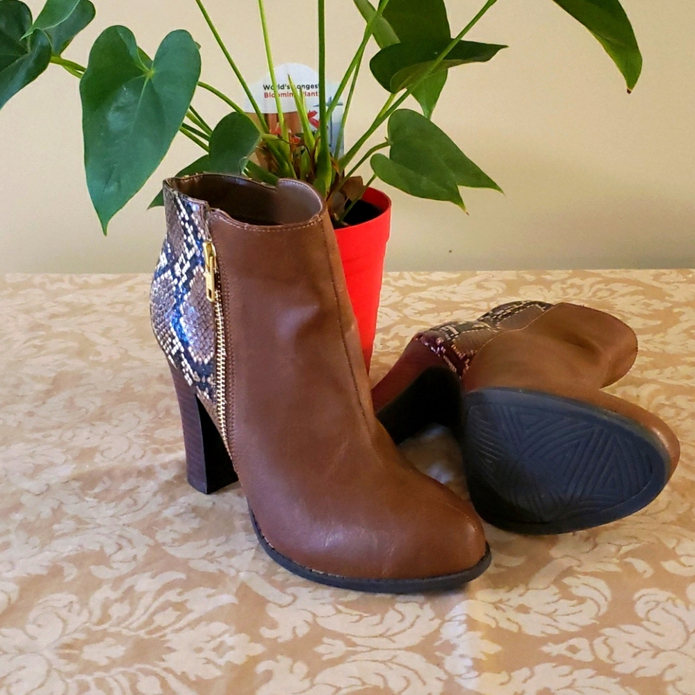 Kenneth Cole Snake Skin Boots 6.5